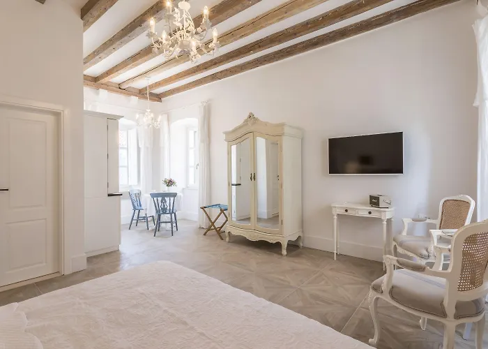 Guest house The Byron 4*